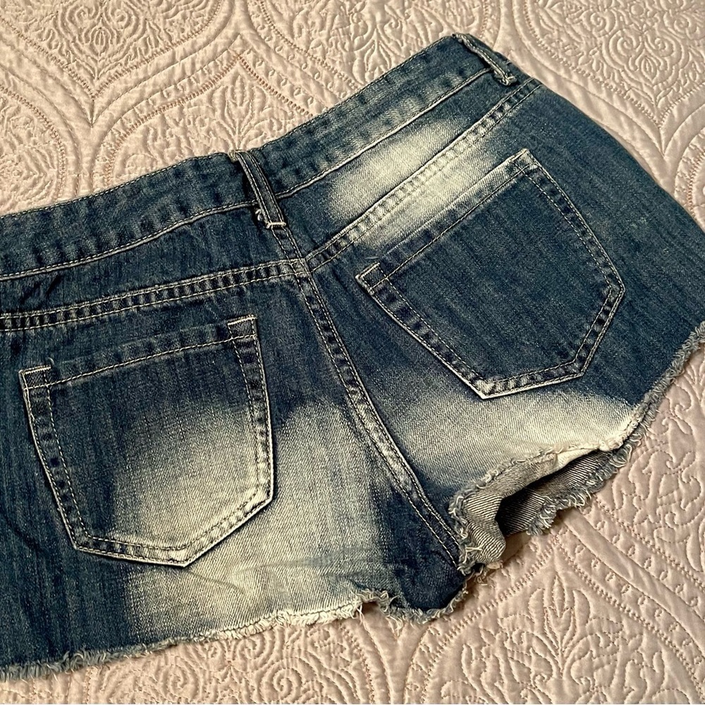 Forever 21 denim shorts size 28. Five pocket distressed jean shorts - Picture 2 of 4